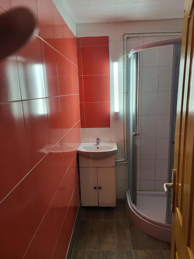 Banat 4 Hostel บูคาเรสต์ ภายนอก รูปภาพ